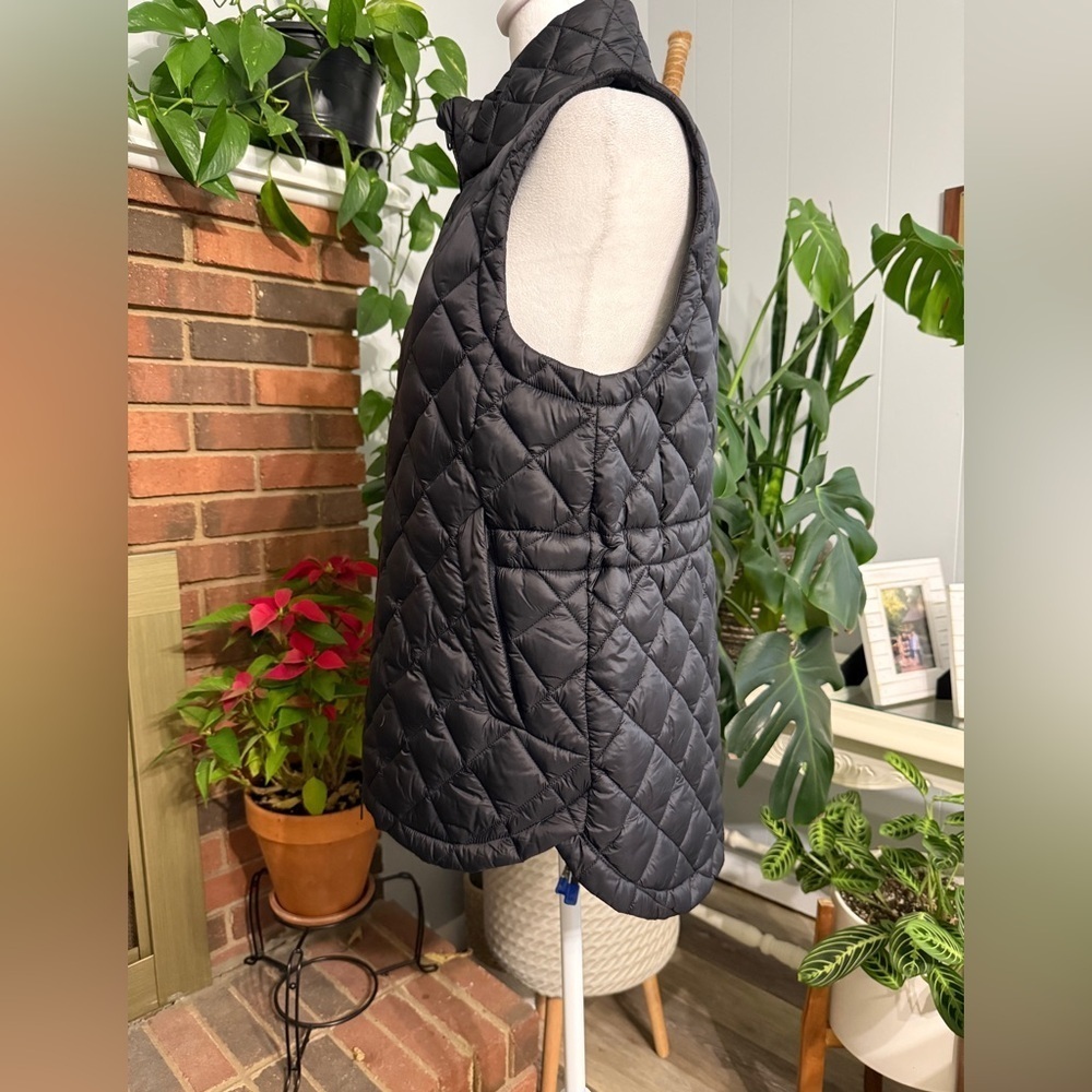New Condition  Athleta  High Low puff Vest with Adjustable Waist & Zipper front - Picture 4 of 11